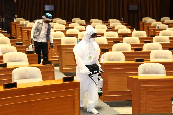 신종 코로나바이러스 감염증(코로나19) 확진자 발생으로 국회 폐쇄 조치가 내려진 가운데 한 방역업체 관계자가 27일 서울 여의도 국회의사당에서 방역 작업을 하고 있다.(사진=국회 제공)