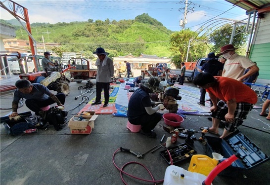 전남 광양시 다압면에서 침수된 농기계를 무상 수리 보상활동을 진행하고 있다.