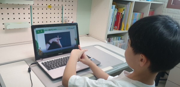 학생이 가정학습을 하고 있다.