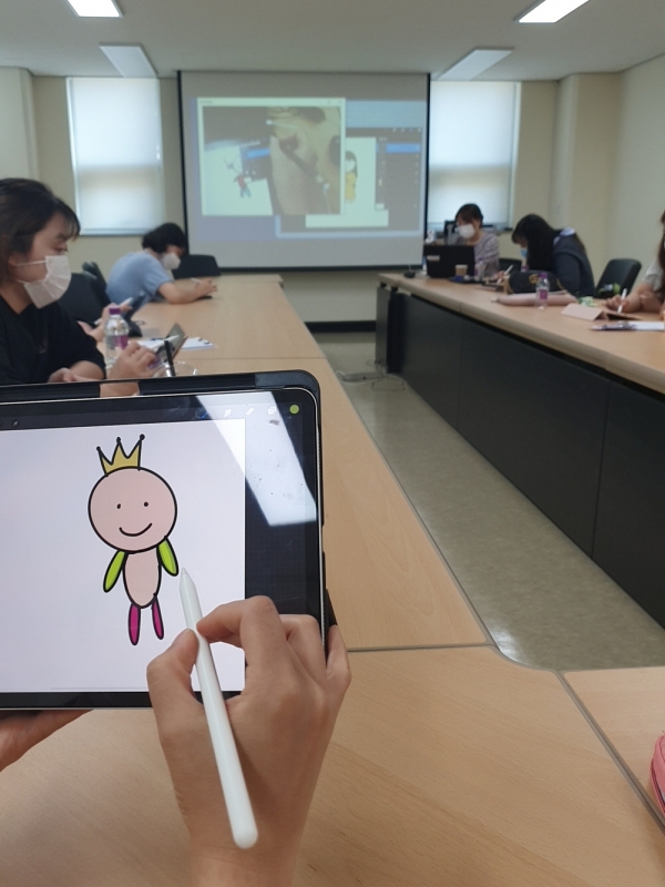 26일 대전유아교육진흥원은 2차에 걸쳐 대전시 유치원 교사를 대상으로 스마트기기를 활용한 수업자료 제작 연수를 실시하고 있다.