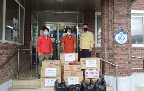 곡성군은 오산면 이장단이 주택 침수 피해를 입은 주민들을 위해 써달라며 된장 166개, 고추장 150개를 기부했다.