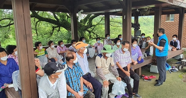 봉림마을회관에서는 문병욱 장평 면장이 마스크 착용에 대한 중요성과 엄격한 실시를 안내하고 있다.