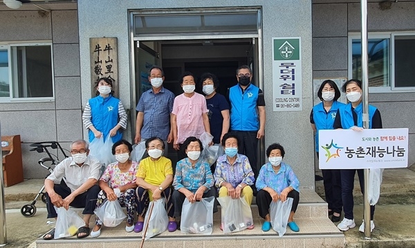 우산리 마을회관까지 무더운 여름날씨를 가로지른 봉사단의 열정...