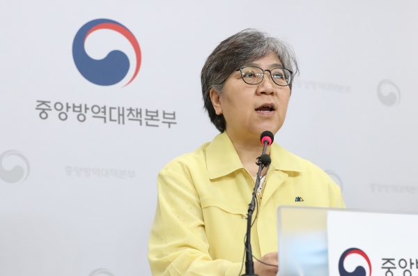 정은경 중앙방역대책본부장(질병관리본부장)이 21일 오후 충북 청주 질병관리본부에서 신종 코로나바이러스 감염증(코로나19) 국내 발생 현황을 발표하며 이번 주말엔 꼭 안전한 집에 머물러 줄것을 요청하고 있다. 2020.08.21. [뉴시스]