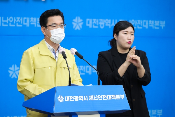 28일 허태정 시장이 2단계 거리두기를 유지하면서 위험도가 큰 집단에 대해 강화된 방역조치를 시행 관련 브리핑을 하고 있다.