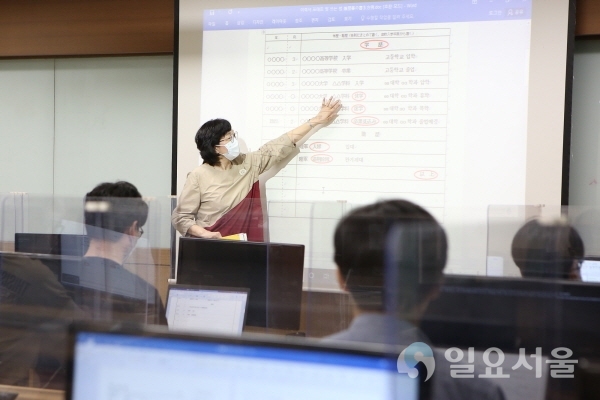 가와하라다 노리코 교수가 캠프에 참여한 학생들에게 일본어 이력서 작성법을 설명하고 있다.