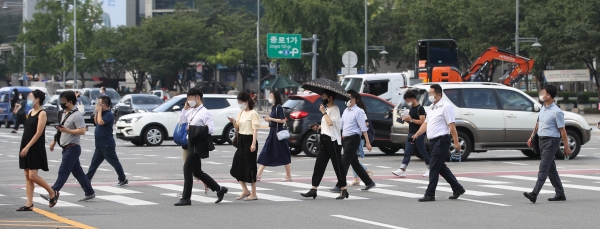 코로나19 확산을 막기 위해 수도권 전체를 포함, 지자체 17곳 중 12곳이 실내외 마스크 착용을 의무화 했다. 26일 오전 서울 종로구 광화문 네거리에서 시민들이 마스크를 착용하고 출근길 발걸음을 재촉하고 있다. 2020.08.26. [뉴시스]