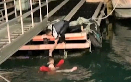 완도해경이 강진 마량항 토요시장 앞 해상에서 음주 익수자 구조했다.