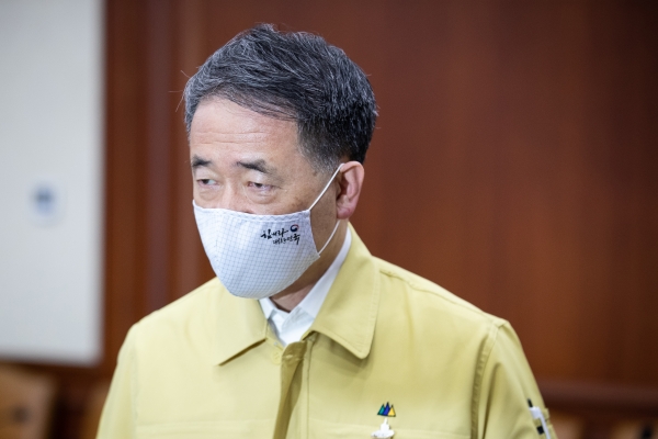 박능후 보건복지부장관이 30일 오후 서울 종로구 정부서울청사 영상회의실에서 열리는 신종 코로나바이러스 감염증(코로나19) 대응 중앙재난안전대책본부 회의에 참석하고 있다. 2020.08.30. [뉴시스]
