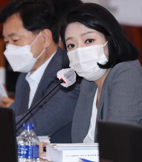 자료제출 요구하는 배현진 의원[뉴시스]