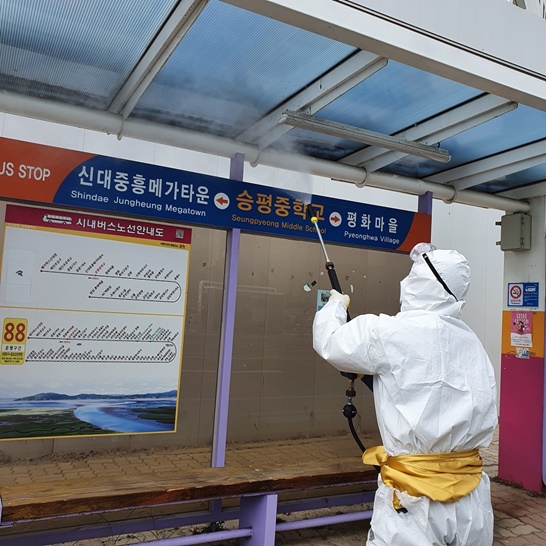 전남 순천시 시내버스 승강장에 소독을 진행하고 있다.