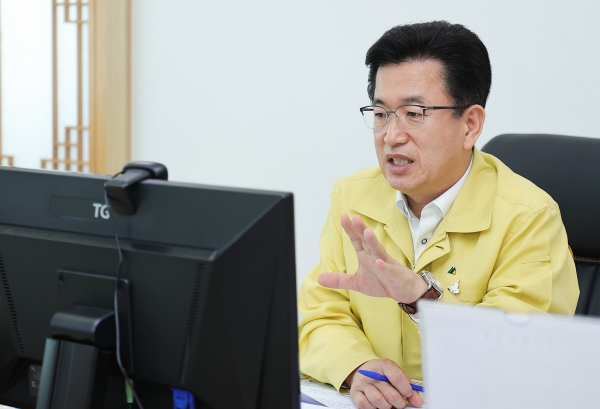 1일 허태정 대전시장은 영상회의로 열린 9월 확대간부회의에서 코로나19에 따른 비대면 사회로의 전환에 대비해 행정이 한 발 먼저 관련 기술을 도입·적용할 것을 주문하고 있다.