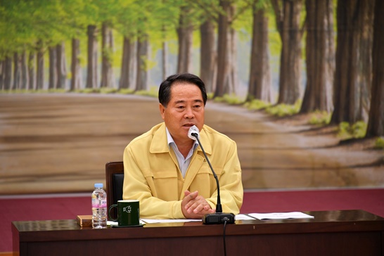 전남시장군수협의회 회장인 최형식 담양군수는 “정부의 4대 의료정책에 대한 갈등으로 이 시기에 진료 거부를 선택한 것에 대해 유감을 표한다”며 “지금 당장 내 가족과 친구, 동료의 생명을 위협하는 파업을 멈추고 의사로서 책임과 의무를 다해주실 것”을 촉구했다.