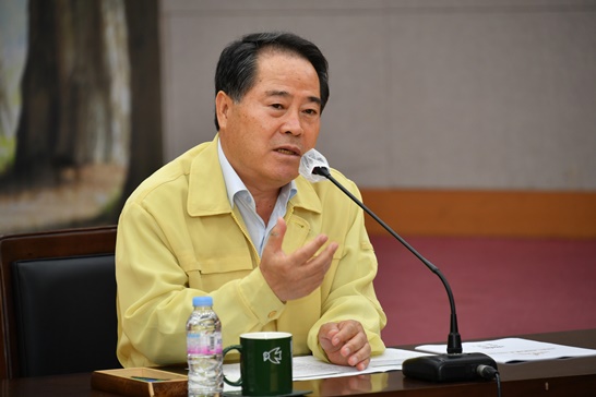 전남시장군수협의회 회장인 최형식 담양군수는 “정부의 4대 의료정책에 대한 갈등으로 이 시기에 진료 거부를 선택한 것에 대해 유감을 표한다”며 “지금 당장 내 가족과 친구, 동료의 생명을 위협하는 파업을 멈추고 의사로서 책임과 의무를 다해주실 것”을 촉구했다.