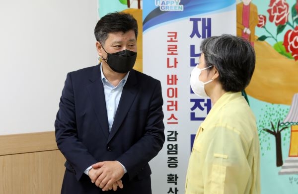 황 위원장, 1일 방역대책반을 방문하여 코로나19 확산 예방을 위해 힘쓰고 계신 직원분들의 건강 또한 챙겨줄 것을 당부했다