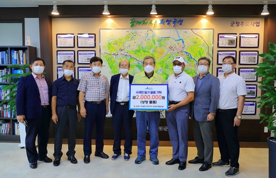 전남 순천시 주암면 주민자치 유관단체장 협의회가 수해복구 물품을 곡성과, 구례에 기탁했다.