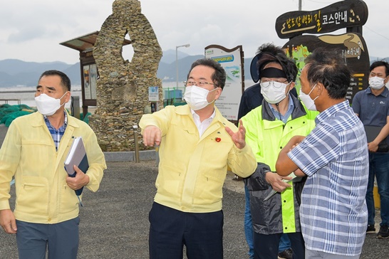 허석 전남 순천시장이 제9호 태풍 마이삭에 대비해 현장점검을 진행하고 있다.