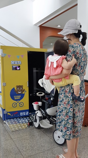 진도군이 안전하고 위생적인 육아 환경 조성을 위해 진도군 보건소에 유모차 살균기를 최근 설치했다.