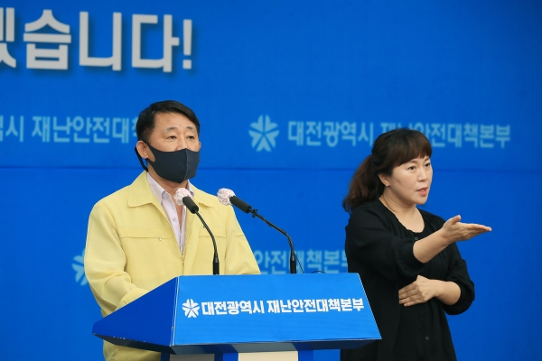4일 서철모 행정부시장이 사회적 거리두기 2단계 2주간 연장 관련 온라인 브리핑을 하고 있다.