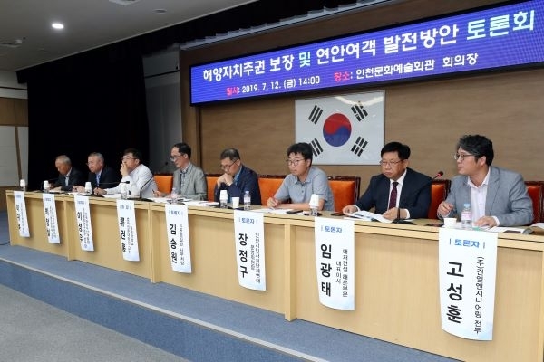지난해 7월 12일 오후 2시 인천문화예술회관 국제회의장에서 열린 ‘해양자치주권 보장 및 연안여객 발전방안 토론회’에서, 이성우 한국해양수산개발원(KMI) 항만물류연구본부 본부장이 항만공간의 가치와 공공성’에 대한 주제발표를 통해 “인천이 성장하고 있고, 바다를 끼고 있어 앞으로의 성장가능성이 기대된다”며“항만의 중요성이 세계적으로도 부각되고 있는 만큼, 인천 연안부두 일원에 인천만의 특성과 역사를 담고, 인천 시민의 공간이자 모두의 공간으로 민간이 아닌 공공개발을 통해 공공성 유지와 공익이 제고 되어야 할 것”이라고 강조했다.