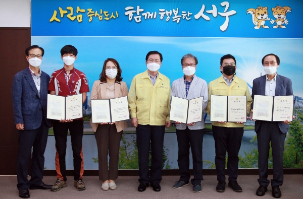 10일 장종태 대전 서구청장은 청사 도시환경국 회의실에서 서구 생활폐기물 수집‧운반 업무 효율화 대책을 위한 거버넌스 협의회를 개최 후 기념 촬영을 하고 있다.