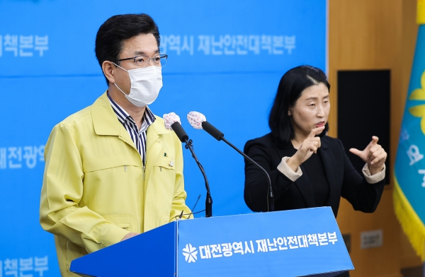 12일 허태정 시장이 5층 대회의실에서 방역강화와 소상공인·자영업자 생계보장을 위한 방역대책 관련 브리핑을 하고 있다.