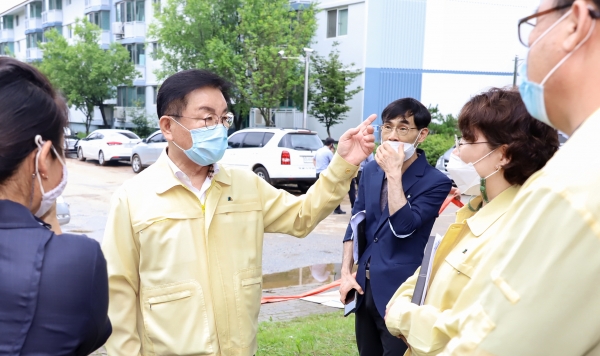 7월30일 최홍묵 시장은 수해현장을 방문하고 있다.