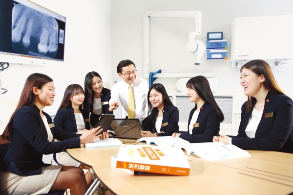 영진전문대학교가 2021학년도에 보건의료행정과를 신설한다. 사진은 신설될 보건의료행정과와 관련된 고객관리 실무 교육을 받는 학생들의 모습.