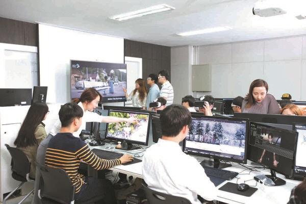 컴퓨터정보계열 학생들이 3D애니메이션 실습을 하는 모습
