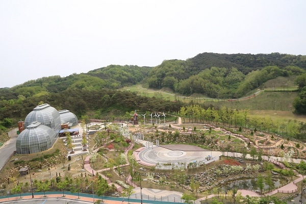 안동시가 공공시설물인 유교랜드·온뜨레피움 관리운영권을 민간위탁하기 위해 운영자 공모에 나섯다.