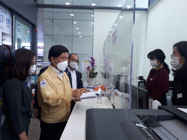 23일 황인호 동구 청장은 대전역 민원센터를 개소하고 업무현장을 점검하고 있다./(사진=최미자 기자)