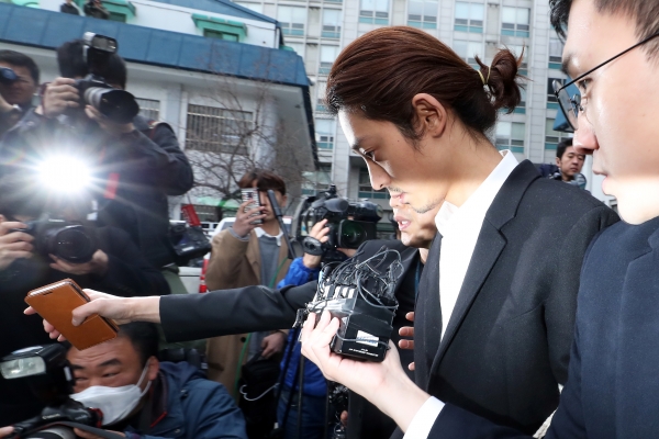 성폭력범죄의 처벌 등에 관한 특례법 위반(카메라 등 이용 촬영)과 정보통신망법상 음란물 유포 혐의를 받는 가수 정준영이 29일 서울 종로구 종로경찰서에서 기소의견으로 검찰에 송치되고 있다. 2019.03.29. [뉴시스]