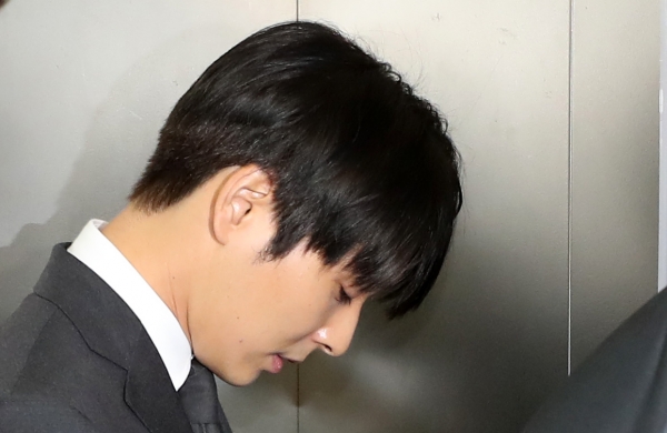 불법 동영상 유포 혐의 및 경찰유착 의혹이 있는 FT아일랜드 전 멤버 최종훈이 16일 오전 서울 종로구 서울지방경찰청 광역수사대에 피의자 신분으로 소환되고 있다. 2019.03.16. [뉴시스]
