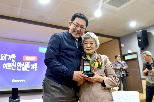 박남춘 시장, 연수구 노인복지관에서 'IoT기반 어르신 안심폰 개통식에 참여 어르신과 기념촬영