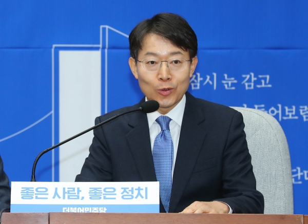 민주당 영입인재 20호 전국법관대표회의 초대 의장이었던 최기상 전 서울북부지법 부장판사가 11일 서울 여의도 국회에서 열린 민주당 영입인재 19, 20호 환영식에 참석해 인사말을 하고 있다. 2020.02.11.[뉴시스]
