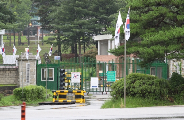 포천 8사단의 한 부대에서 부대원 220여명 중 14명이 신종 코로나바이러스 감염증(코로나19) 확진 판정을 받아 집단 감염이 우려되는 23일 오후 확진자가 발생한 부대가 보이고 있다. 8사단 예하 부대를 방문했던 진로 상담사가 22일 확진 판정을 받았는데 해당 부대 확진 병사 일부가 이 상담사로부터 교육과 상담을 받은 것으로 알려졌다. 2020.07.23. [뉴시스]