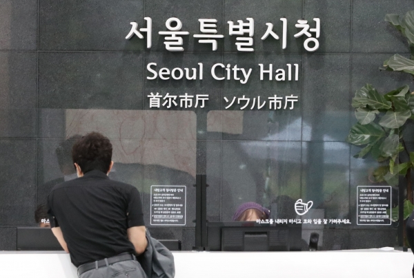 박원순 서울시장이 숨진 채 발견된 10일 오전 서울시청 직원들이 서울 중구 서울시청으로 무거운 발걸음으로 출근하고 있다. 2020.07.10. [뉴시스]