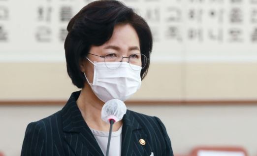 추미애 법무부 장관이 12일 오전 서울 여의도 국회에서 열린 법제사법위원회의 법무부, 대한법률구조공단, 한국법무보호복지공단, 정부법무공단, 이민정책연구원 국정감사에서 업무보고를 하고 있다. (공동취재사진) 2020.10.12.[뉴시스]