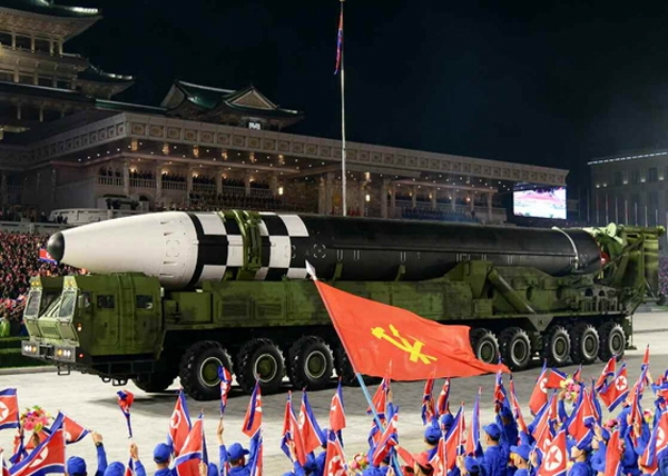 북한 신형 대륙간탄도미사일(ICBM)과 11축 이동식발사차량(TEL) [뉴시스]