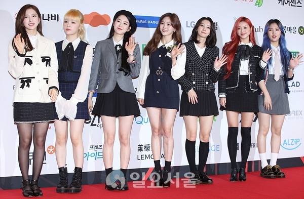2020 올해의 브랜드 대상 포토월 행사에 참석한 오마이걸