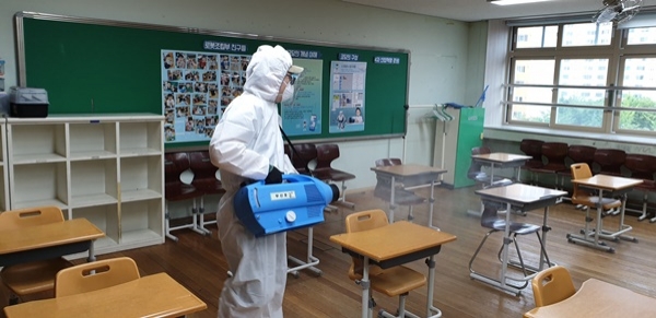 ▲광주시교육청이 코로나19 지역사회 확산 방지 및 2학기 학생들의 안전한 등교수업 준비를 위해 광주지역 전체 학교와 기관에 대한 특별방역을 8월 개학이전에 실시한다.(사진제공=광주시교육청)