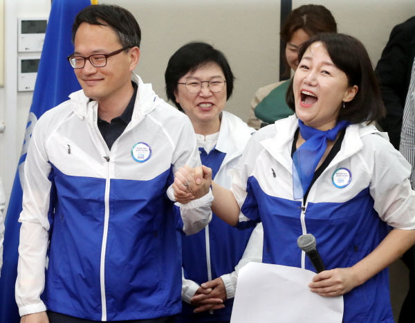 30일 오전 서울 영등포구 여의도 국회에서 진행된 더불어민주당 평화철도 111 유세단 출정식에서 은하철도 999 철이와 메텔로 지명된 박주민 의원과 이재정 의원이 손을 잡고 웃고 있다. 2018.05.30.[뉴시스]