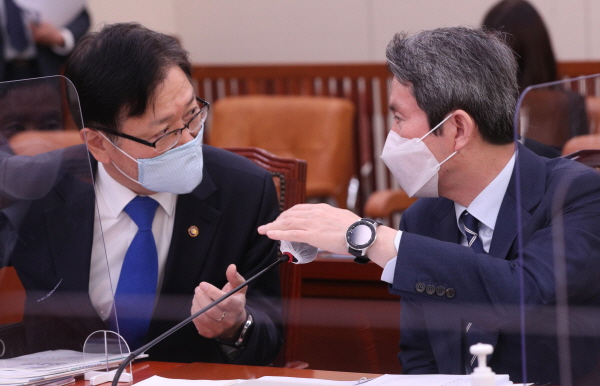23일 서울 여의도 국회 외교통위위원회 전체회의에서 통일부 종합감사가 열린 가운데 이인영 통일부 장관이 서호 통일부 차관과 대화하고 있다. (공동취재사진) 2020.10.23. [뉴시스]