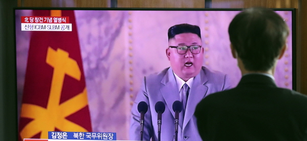 11일 서울역에서 시민들이 북한의 노동당 창건 75주년 열병식 관련 뉴스를 시청하고 있다. 2020.10.11. [뉴시스]