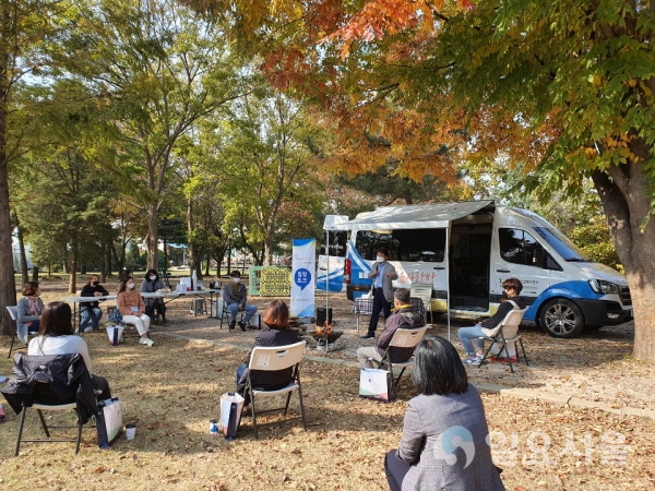 사공정규 동국대의대 정신건강의학과 교수가 ‘숲속 힐링 토크 콘서트’를 진행하고 있다.