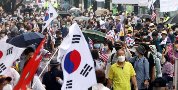 보수단체 집회 참가자들이 15일 오전 서울 종로구 광화문광장 인근에서 8·15 국민대회 집회에 참가하기 위해 집결하고 있다. 2020.08.15.[뉴시스]