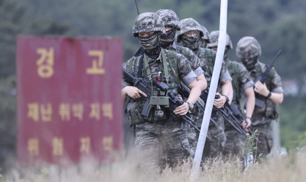 북한의 잇따른 도발로 접경지역에 긴장감이 감돌고 있는 18일 인천 옹진군 연평도에서 해병대 장병들이 경계근무를 하고 있다. 2020.06.18. [뉴시스]