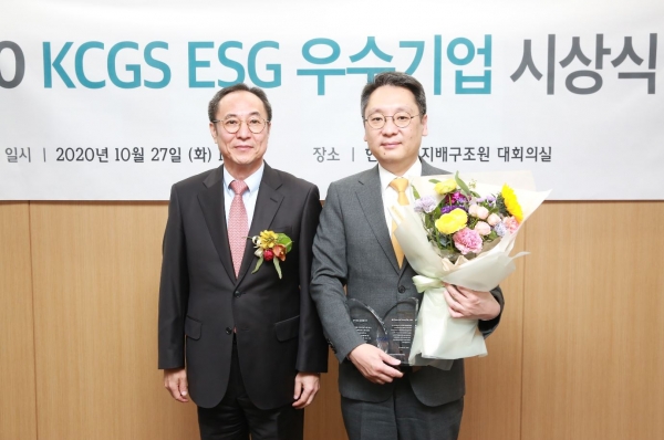 JB금융지주 이준호 상무(오른쪽)가 지난달 27일 한국거래소 신관에서 열린 '2020 ESG 우수기업 시상식'에서 한국기업지배구조원 신진영 원장(왼쪽)으로부터 'ESG 우수기업상'을 받는 모습