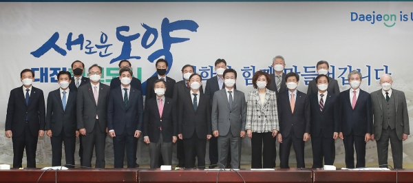 9일 대전시 지방대학 및 지역균형인재 육성지원협의회 개최에 공동 의장인 허태정 대전시장, 이진숙 충남대 총장과 설동호 교육감, 지역 대학 총장 등 19명이 참석해 협의회를 가진 후 기념 촬영을 하고 있다.