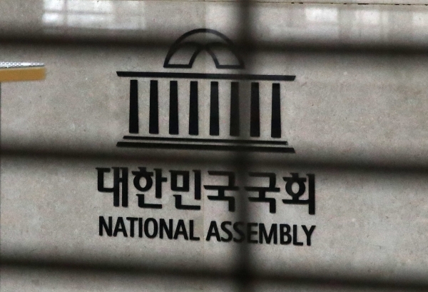 출입기자의 신종 코로나바이러스 감염증(코로나19) 확진으로 국회가 폐쇄된 가운데 28일 오전 서울 여의도 국회의사당 본관 입구의 불이 꺼져 있다. 2020.08.28. [뉴시스]